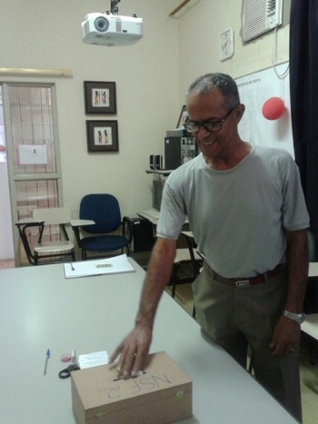 Usuário durante votação para composição do Conselho Local de Saúde, no Distrito Oeste de Ribeirão Preto- SP. Foto: Arquivo de pesquisa.